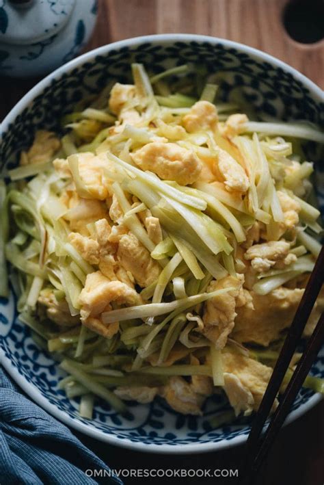 Chinese Yellow Chives And Eggs Stir Fry 韭黄炒鸡蛋 Omnivores Cookbook