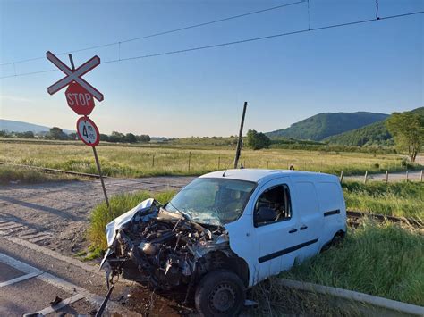 Un B Rbat A Sc Pat Ca Prin Minune Dup Ce Autoturismul S U A Fost Lovit