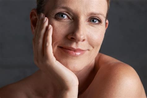 Sonrisa De Retrato Y Mujer Madura Con Maquillaje Para El Cuidado De La