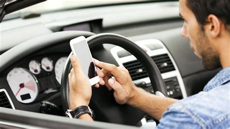 ¿en Qué Ocupan Los Automovilistas El Teléfono Celular Mientras Conducen