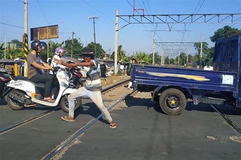 Cara Aman Melintasi Rel Kereta Bagi Pengendara Motor