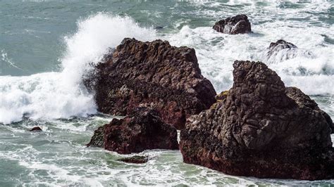 Waves Breaking on Rocks on the Shore · Free Stock Photo