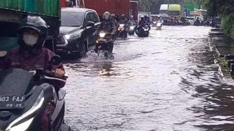 Jalan Raya Cakung Cilincing Macet 3 Km Akibat Banjir