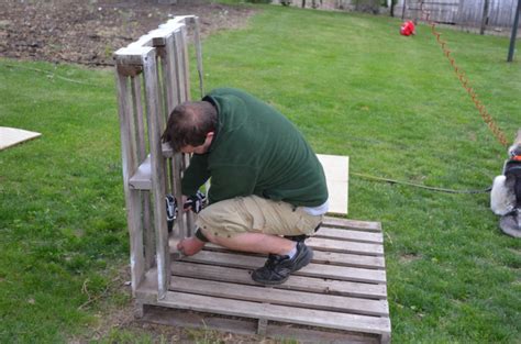 DIY Dog House from Recycled Wooden Pallets Tutorial