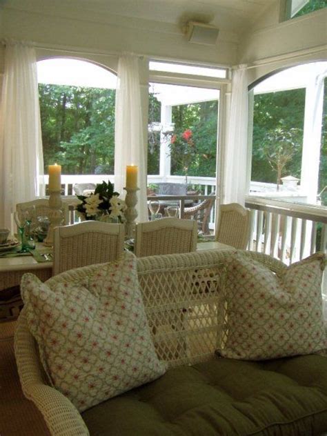 9 Great Features For Your Screened In Porch Enclosed Porch Decorating