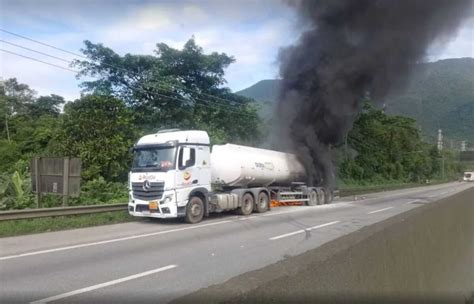 Fogo em caminhão tanque é controlado na Anchieta mas trecho da rodovia