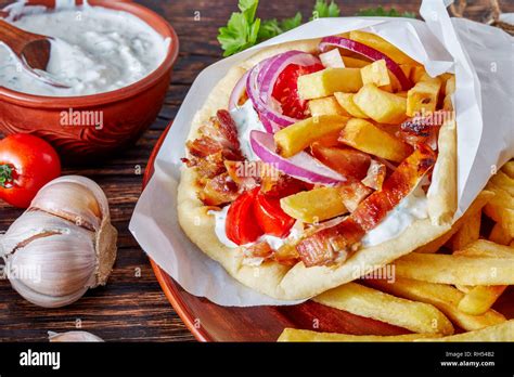 Close Up De Souvlaki Griego Ma Pita Gyros Con Carne De Pollo Verduras