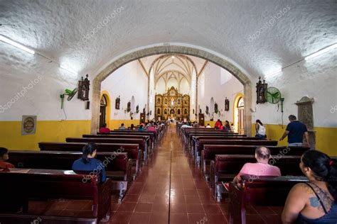 Iconos Cruces Y El Altar Del Monasterio De San Antonio De Padova Fue