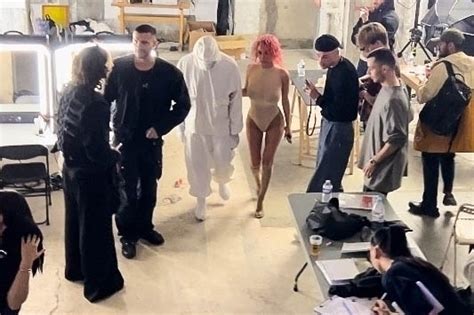 Kanye West și Bianca Censori cea mai bizară apariție de până acum