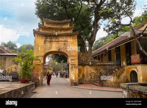 Hanoï Vietnam janvier 2023 Une ancienne porte traditionnelle à l