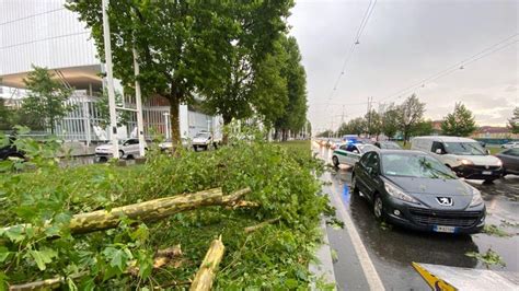 Violento Nubifragio Su Torino Foto E Video Dei Danni Causati Da Vento