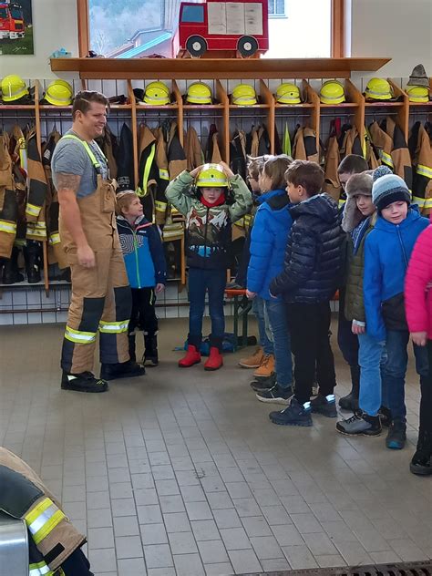 Besuch Der Klassen Bei Der Feuerwehr Preysing Grundschule Aschau