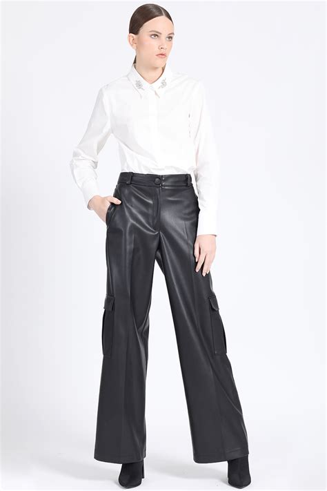 Ripley PANTALON CARGO ANCHO EFECTO CUERO NEGRO LIOLA