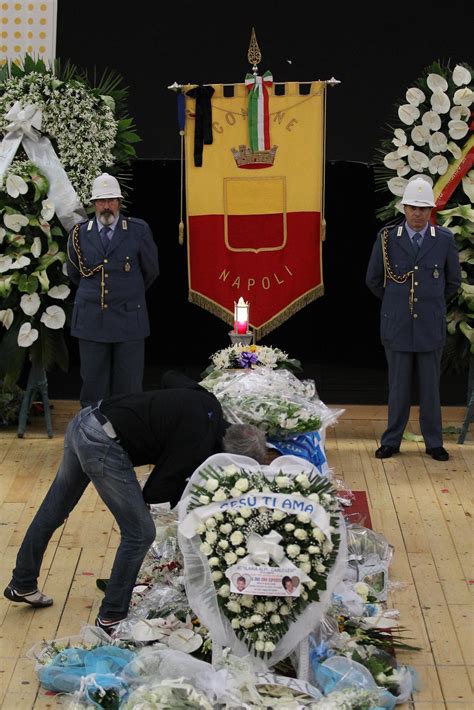 Funerali Ciro Esposito A Scampia Migliaia Di Persone Per L Addio Al