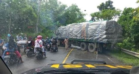 Diduga Tidak Kuat Melewati Tanjakan Truk Bermuatan Pupuk Pasrah