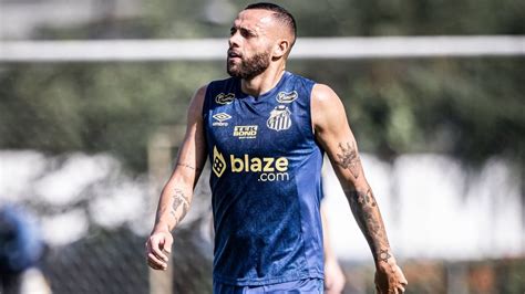 Guilherme tem lesão na coxa e deve desfalcar o Santos contra a Chape