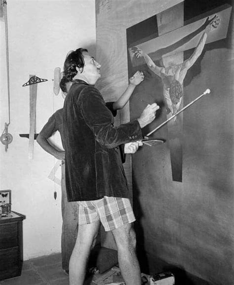 Salvador Dali Pintando El Cristo De San Juan De La Cruz En 1951 Pinturas De Salvador Dalí