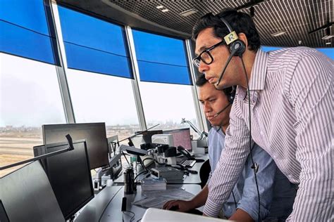 Controladores aéreos cuentan su experiencia estamos detrás de cada