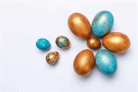 Huevos Azules Y Dorados Modernos De Pascua Alineados Sobre Un Fondo