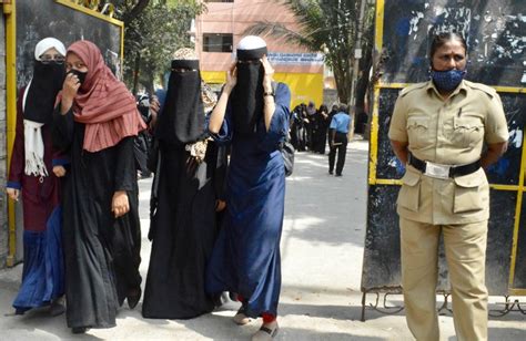 Karnataka Hijab Case एक क्लिक में जानिए हिजाब मामले से जुड़ा संपूर्ण