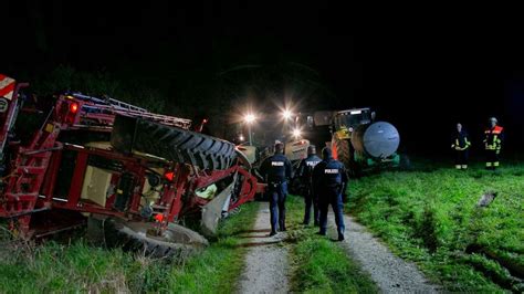 Gefahrgut Einsatz im Vogelsberg Traktor Anhänger kippt um