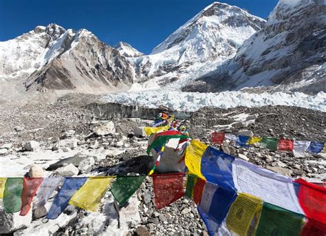 Campo Bajo Del Monte Everest Con Las Banderas Budistas Del Rezo Foto De