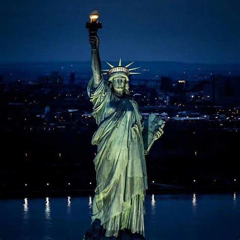 Statue of Liberty at night | New york statue, Statue of liberty, Statue