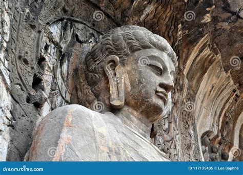 La Estatua Principal De Buda Alrededor De Las Grutas De Longmen En La