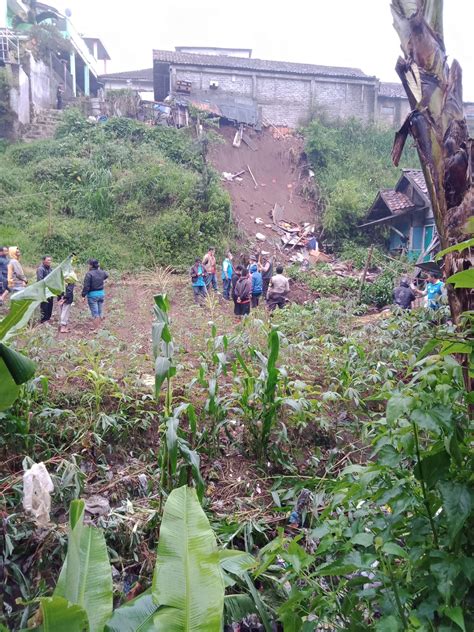 Bencana Tanah Longsor Kepung Desa Cikole Media Tata Ruang