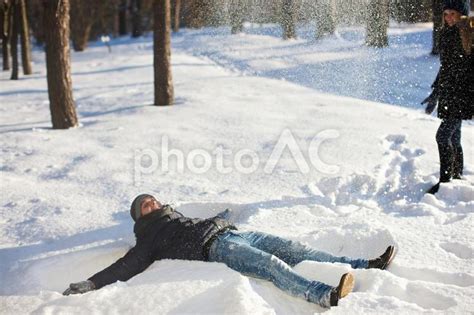 雪の上に寝転ぶ No 411978｜写真素材なら「写真ac」無料（フリー）ダウンロードok