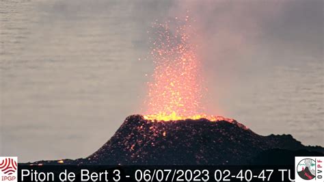 Piton De La Fournaise Dification Dun C Ne Volcanique Au Niveau De