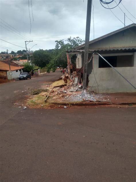 Carreta Derruba Poste Rvore Muro E Bate Em Carro Em Itambarac E