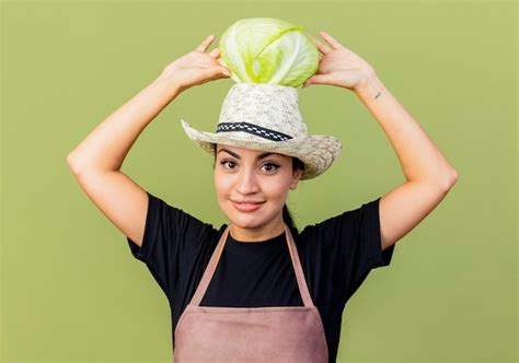 Jardinero De Mujer Hermosa Joven En Delantal Y Sombrero Sosteniendo