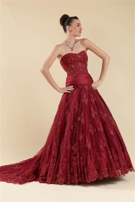 Abito Sposa Ampio In Pizzo Color Bordeaux Favole Abiti Da Sposa E