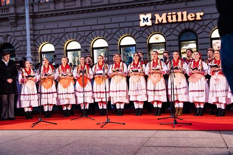 FOTOGALERIJA Upaljena prva adventska svijeća na Trgu bana Josipa