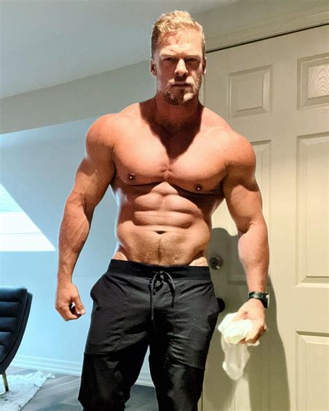 Alan Ritchson reconoce QUE USÓ TESTOSTERONA para ponerse más cachas en