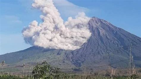 Gunung Semeru Luncurkan Awan Panas BPBD Lumajang Status Masih SIaga