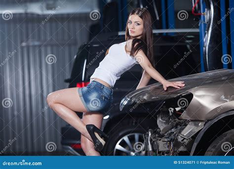 Jeune Et Sexy Femme Dans Le Garage Image Stock Image Du Choc Mûr 51324071