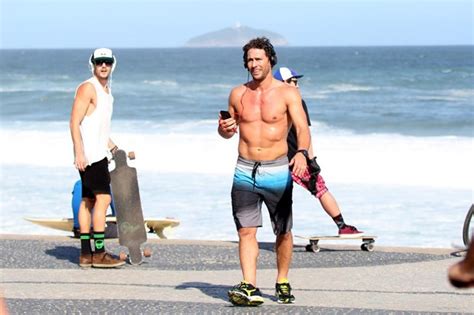 Sem camisa Flávio Canto tira o fôlego de turistas em dia na praia