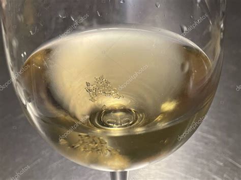 Cristales De Tartrato De Vino En El Fondo De Una Copa De Vino Blanco 2023