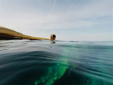 Foto Wanita Berenang Di Laut · Foto Stok Gratis