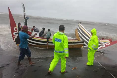 Tiga Nelayan Terombang Ambing Di Laut Kapalnya Karam Dihantam Ombak