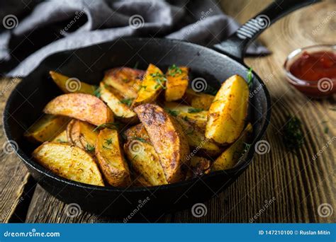 Pommes De Terre Cuites Au Four Dans Une Casserole Photo Stock Image