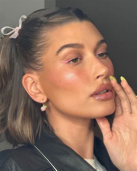 Pin On V Pink Eyeliner Hailey Bieber Makeup Looks