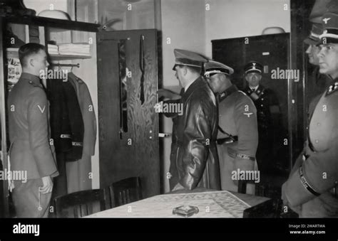 Lors De Sa Visite Sa Leibstandarte Adolf Hitler Est Vu Inspecter L