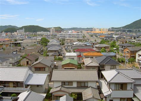 無料ホームページテンプレートの素材屋｜建物・建築・街の風景｜山から撮影した住宅の写真素材