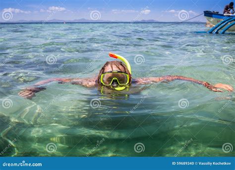 Homem Novo Que Mergulha No Mar Tropical Raso Claro Foto De Stock