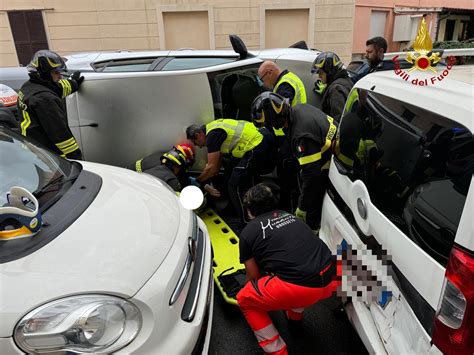 Urta Un Mezzo In Sosta E Si Ribalta Con Lauto 86enne Incastrata