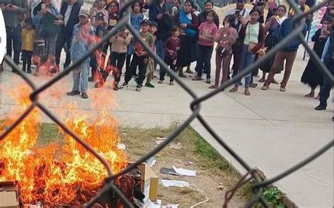 Queman Nuevos Libros De Texto En Comunidad De San Crist Bal Chiapas