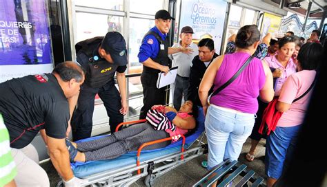 Mujer Herida Al Caer De Un Articulado De La Metrov A Comunidad